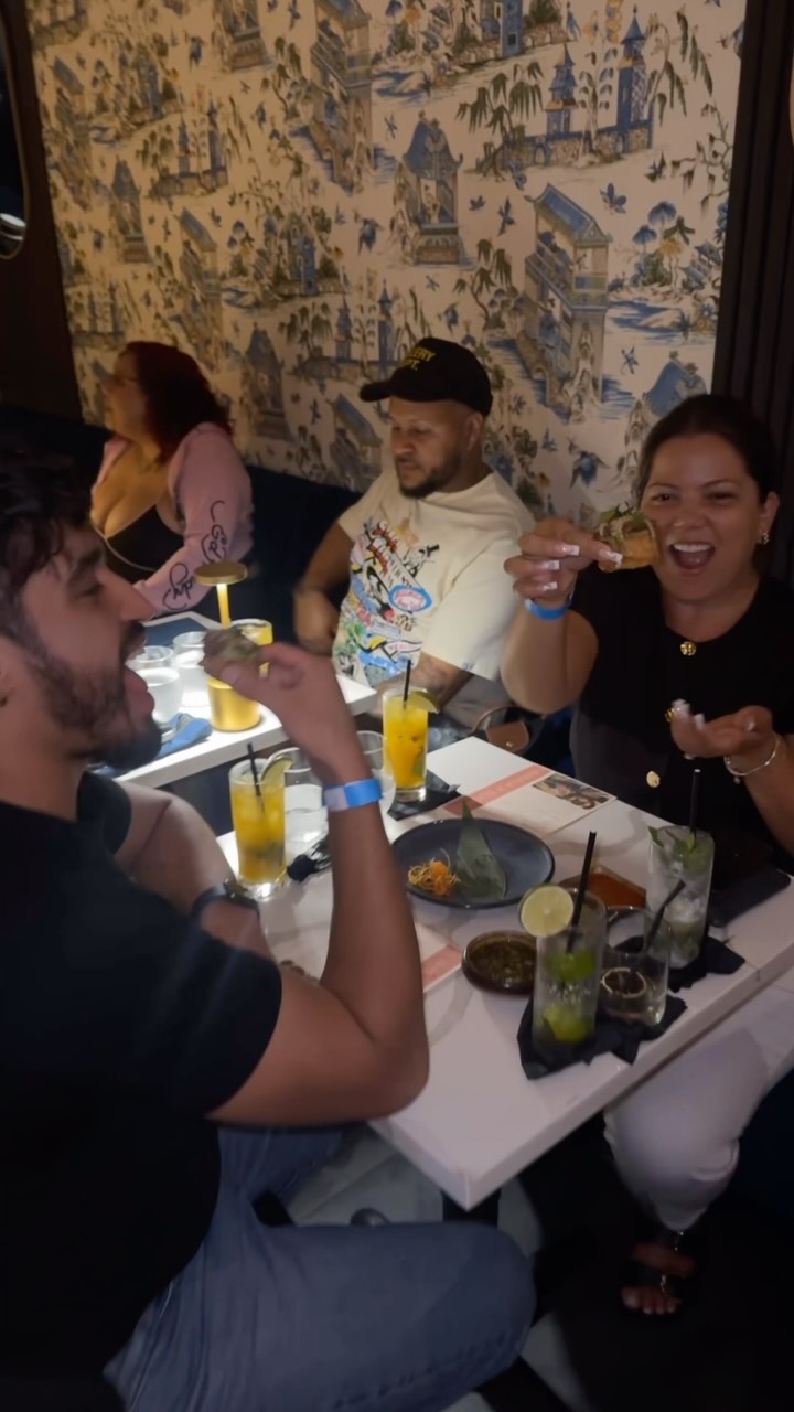 Clientes compartiendo comida y bebidas en Colima Taquería