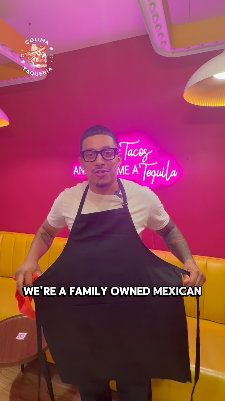 Miembro del equipo de Colima Taquería hablando sobre el negocio familiar